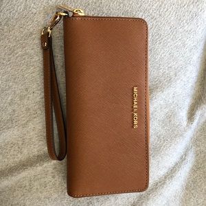 Micheal Kors wallet/clutch
